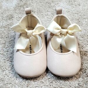 Lucky Brand Little Girls Cream Dress Shoes with Bow. Size 4